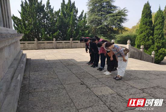缅怀革命先烈，弘扬爱国精神——张家界西收费站清明扫墓活动