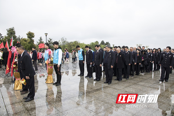 全体党员默哀。.jpg