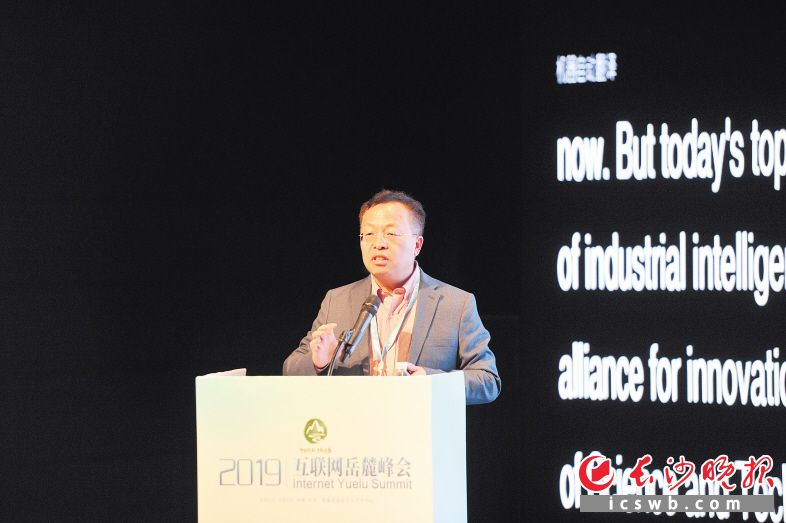 　　北京大学计算机科学技术系主任黄铁军在论坛上发言。   长沙晚报全媒体记者 余劭劼 摄