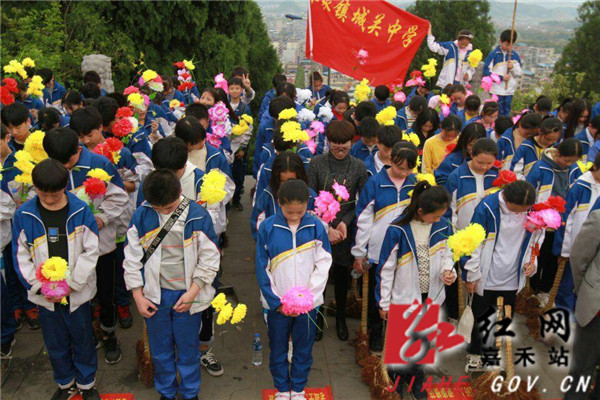 嘉禾县城关中学校开展清明缅怀革命先烈祭扫活动_部门动态_嘉禾网