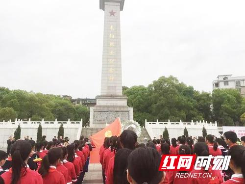 耒阳百余名学生在耒阳市革命烈士纪念碑前缅怀