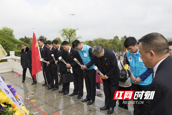 党员们向烈士献花。.jpg