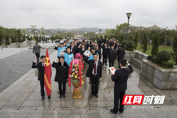 全体党员重温入党誓词。.jpg