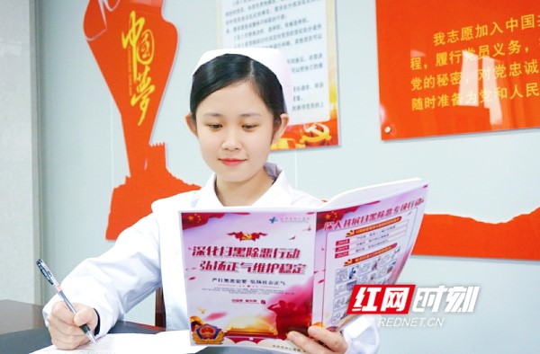 护理人员在学习扫黑除恶知识_副本.jpg