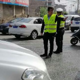 人保财险携手交警“警保联动”“护航”清明小长假