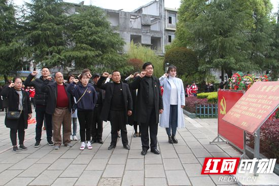 永定区非公党委组织各支部开展“缅怀革命先烈、传承红色基因”清明祭扫主题党日活动