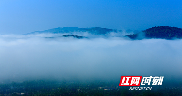 ​​​​​4月7日，湖南省东安县紫水河两岸出现罕见平流雾景观，从高处俯瞰，楼宇、山峰间云雾缭绕，若隐若现，县城碧空如洗，草木葱茏，宛如画卷。（ 唐明登）