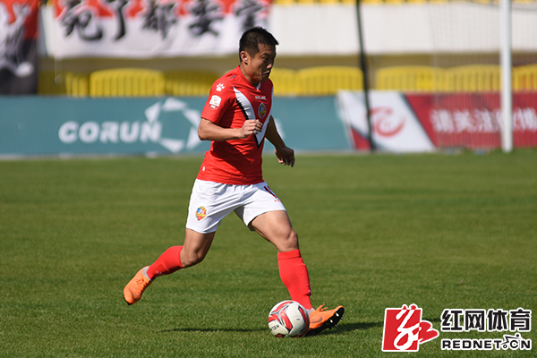 湘涛老将王琛在比赛中冲锋。