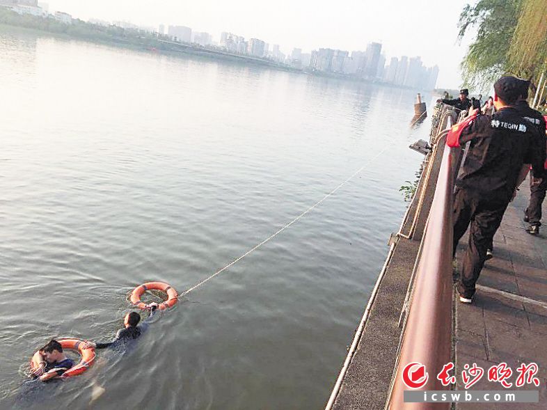 　　4月5日，橘子洲景区，长沙交警郑小飞跳入水中救起一名落水男子，景区工作人员在岸上提供救生援助。网友供图