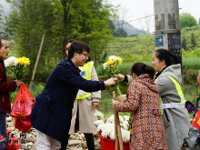 靖州：鲜花换鞭炮 祭扫更时尚