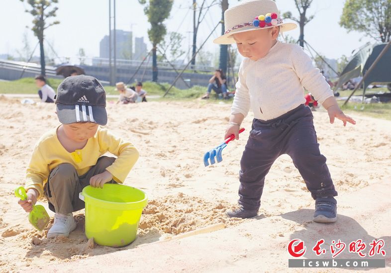 　　昨日，银星湾公园里，孩子们正在玩耍，开心不已。　　长沙晚报全媒体记者 邹麟 摄