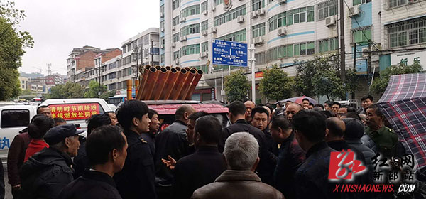 现场制止电子炮燃放行为.jpg 现场制止电子炮燃放行为.jpg