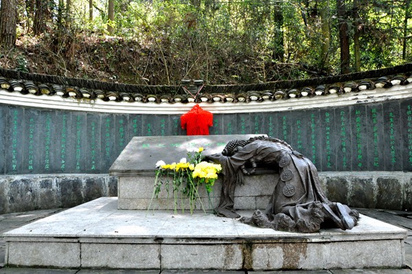 凤凰陈渠珍之墓前,市民用鲜花寄托哀思.