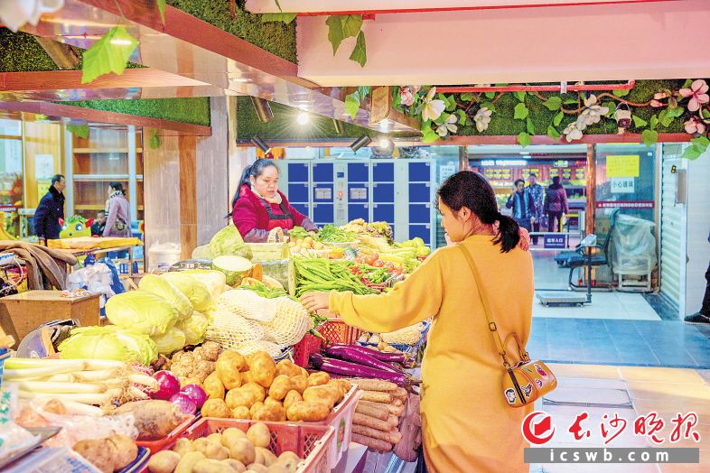 目前网上“菜篮子”难敌实体店，到2020年，中国的生鲜消费市场仍将以线下为主，线下渠道将占据75%至85%的市场。图为雨花区活力社区生鲜农贸市场。 长沙晚报全媒体记者 陈飞 摄