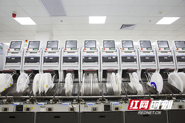 伟创力生产线 w.jpg