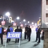 城管夜间守控 查处违规渣土车