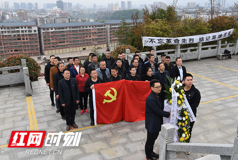 图为怀化市纪委监察委机关第五党支部在市烈士陵园举行祭先烈党小组活动。
据怀化市民政局烈士陵园值班人员统计，3日31日至4月8日，怀化市直党、政、军、民、学共计6304人前往市烈士陵园祭奠革命先烈，年龄横跨2岁至90岁。
“清明祭英烈”活动是怀化传统的爱国主义教育主题活动，通过缅怀革命先烈的形式，使大家深刻认识今日幸福生活来之不易，激励大家传承革命精神，为实现中华民族的伟大复兴而奋斗！