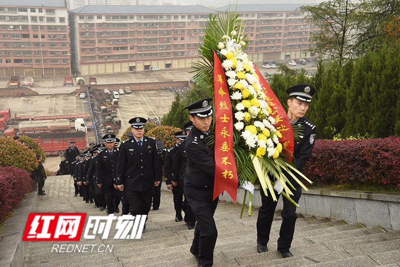 广铁集团怀化铁路公安处组织机关干警赴烈士陵园献花篮。