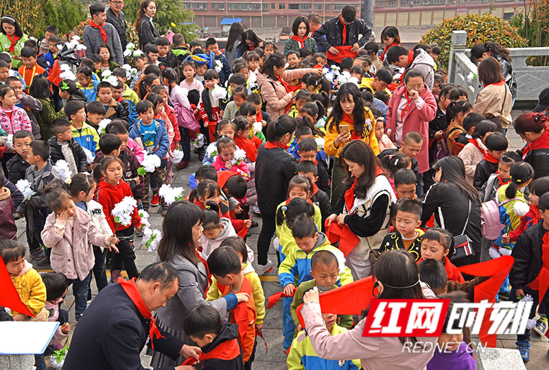 怀化市湖天桥小学在市烈士陵园举行新少先队员入队仪式。