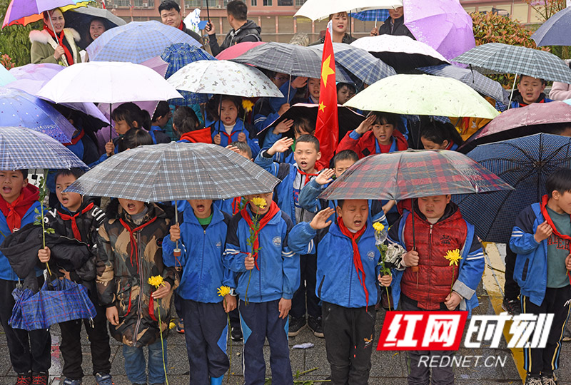 怀化市正清路小学在市烈士陵园站在烈士塔下冒雨呼号：时刻准备着。