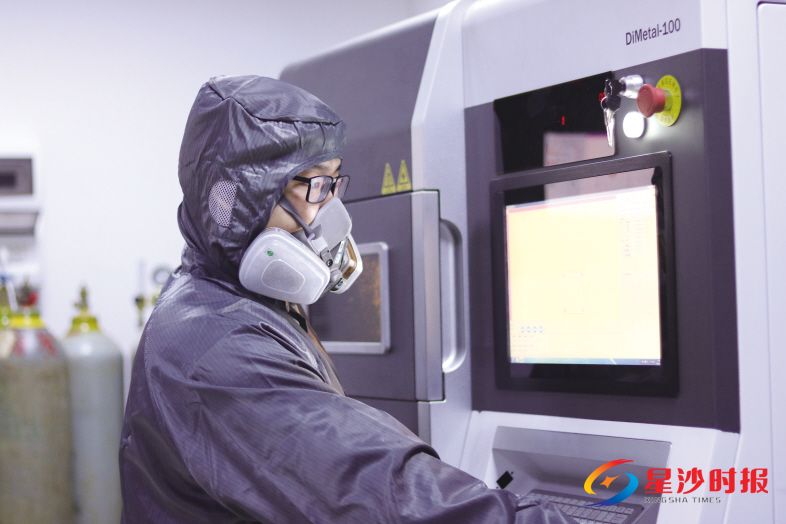 　　在湖南云箭集团3D打印应用研究开发中心，应用工程师郑璇正在打印某军工轻量化产品结构件。蒋云侠 摄