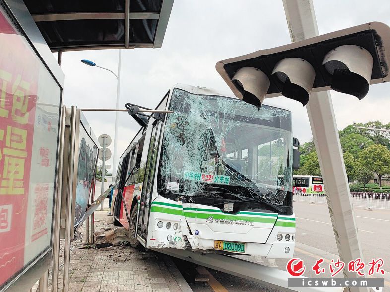 公交车撞上信号灯杆冲上站台。长沙晚报全媒体记者 邓艳红 摄