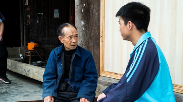 青年团员采访脱贫户彭家华.