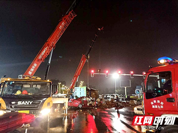 湘潭一货车侧翻压住小车 过往市民、消防部门合力施救