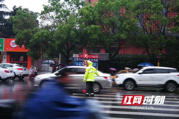 春雨潇潇 大祥交警冒雨执勤保畅通保安全