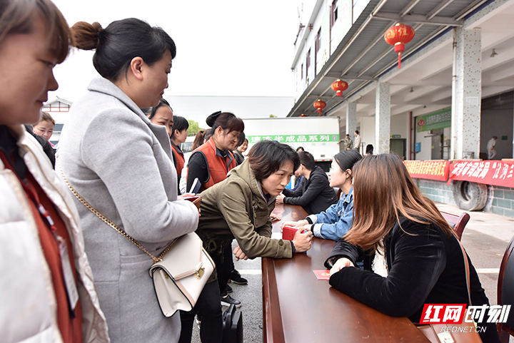 张家界市启动“尊法守法•携手筑梦”服务农民工法治宣传进园区、进车间活动