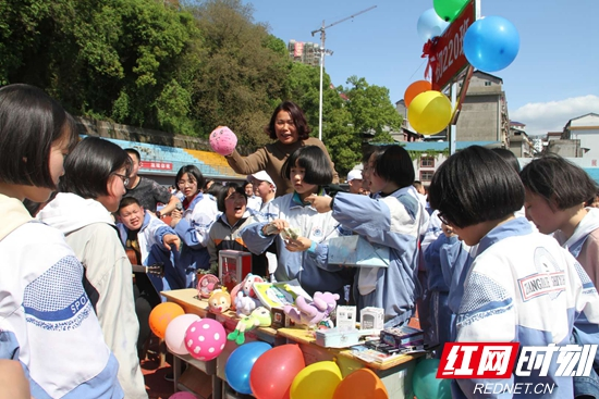 张家界国光实验学校举办第五届校园爱心义卖活动