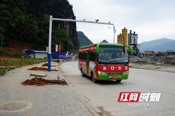 江华：移民新镇有了公交车