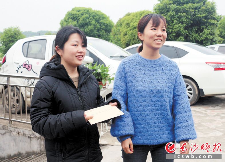 　　王小金（左）领取移风易俗专项奖金。长沙晚报全媒体记者 匡春林 摄