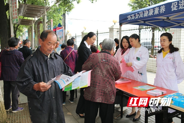 新田：“白衣天使”变身“红马甲”服务居民健康