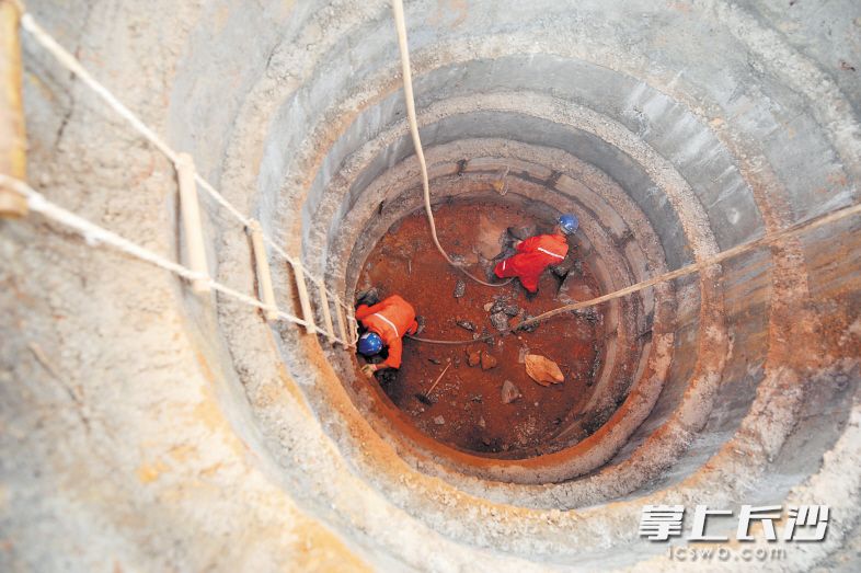 　　昨日上午，谷山配套线路工程电力工人在开挖基坑。长沙晚报全媒体记者 余劭劼 摄