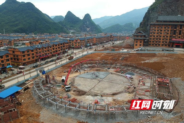 江华水口镇：市民广场施工忙
