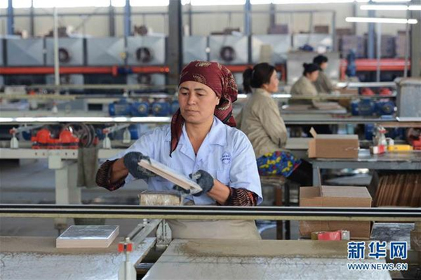 　　这是2017年5月1日，工人在乌兹别克斯坦锡尔河州鹏盛工业园区内的瓷砖生产车间工作。鹏盛工业园区是中国民营企业在乌投资建立的首个中乌合资工业园区。（图片来源：新华社）