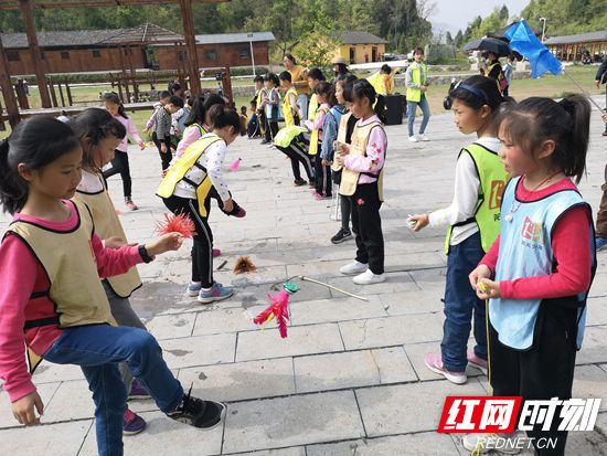 张家界敦谊小学开展我与春天“别样的约会”