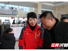 “暖心服务”一路播撒幸福 长沙火车南站志愿者温暖旅客心