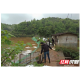 油车侧翻进水塘 街道紧急出动清污染