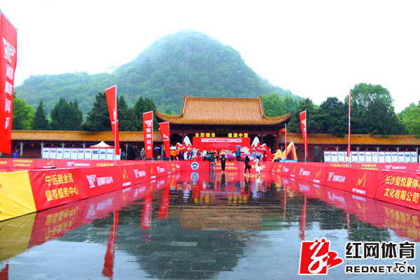 红网时刻4月15日讯（记者 周雨墨）4月13日，中国户外健身休闲大会首站（宁远站）在永州宁远九嶷山舜帝陵成功起航，本次赛事包括自行车联赛、10km联赛、徒步毅行等项目，共吸引了来自全国各地6000余名户外健身爱好者参赛。湖南省体育局副局长苏健全宣布大会开幕。本文供图/组委会