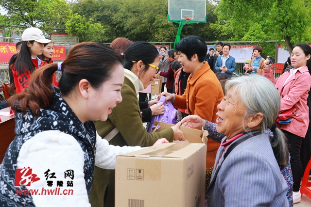 零陵区举办“户帮户亲帮亲，互助脱贫奔小康”暨“城乡姐妹手拉手，巾帼脱贫快步走”捐赠活动