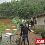 油车侧翻进水塘 长沙暮云街道紧急防治水体污染