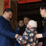 习近平在贫困户家中算细账