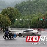 八旬老人闯红灯 吉首女交警暖心劝阻护送