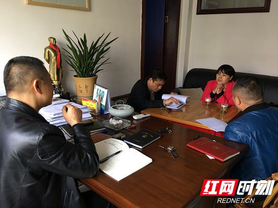 满金华赴岩泊渡镇督导脱贫攻坚“巩固提升”工作