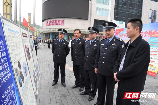 【警视窗】市、区公安机关联合开展“4•15全民国家安全教育日”反恐怖宣传活动