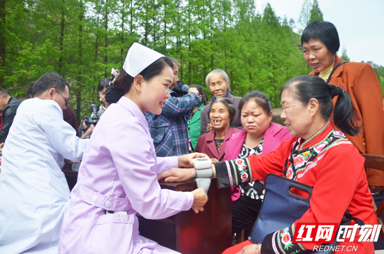 张家界市“美家美妇”行动暨妇女“两癌”免费检查活动走进永定区王家坪镇马头溪村