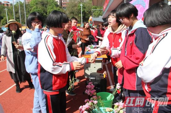 张家界：爱心义卖为205名贫困学生圆梦