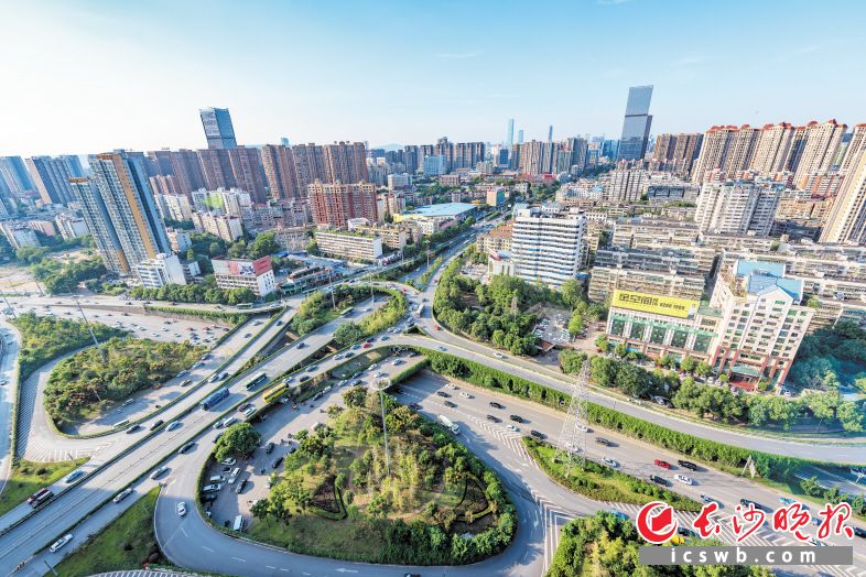 　　高楼林立、路网通达，财富品质幸福雨花加速建设，长沙城东南一片蓬勃生机。  　　陈飞 摄